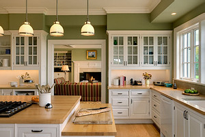 Белая кухня с зелеными стенами