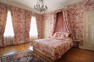 Спальня с одинаковым рисунком поверхностей