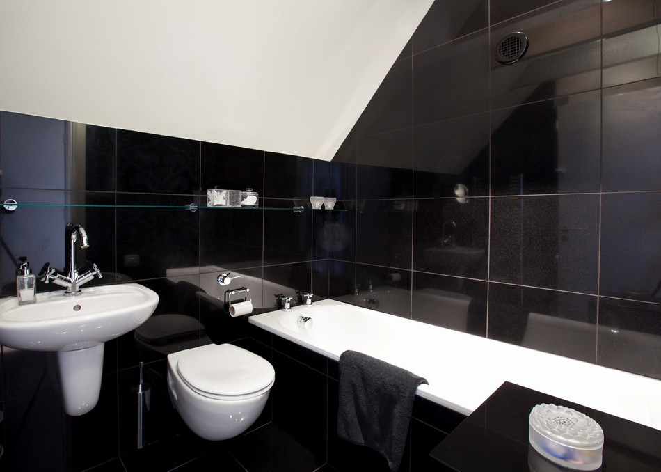 Ванная комната с чёрными стенами