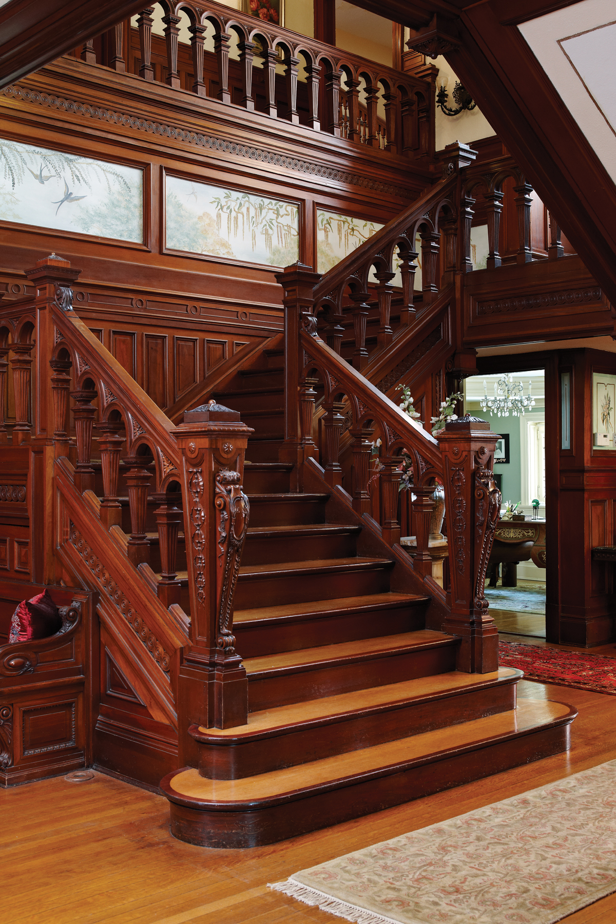 Лестницы в частном доме фото дерево. Деревянная лестница. Шикарные деревянные лестницы. Лестница в доме. Лестница дерево.