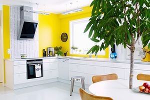 Кухня с желтыми стенами