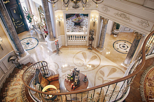 Холл и лестница в роскошном доме