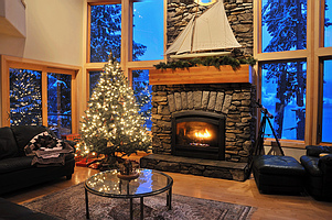 Рождественская гостиная с горящим камином